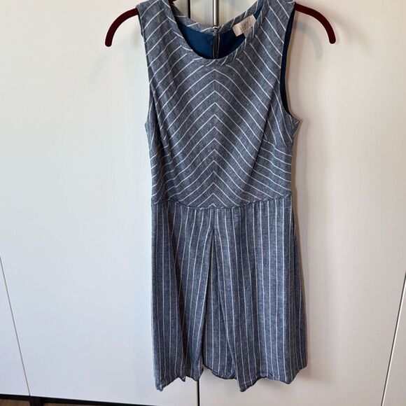 Ann Taylor Loft Blue/White Linen blend dress, back peek-a-boo detail. Size 6 - Picture 1 of 5